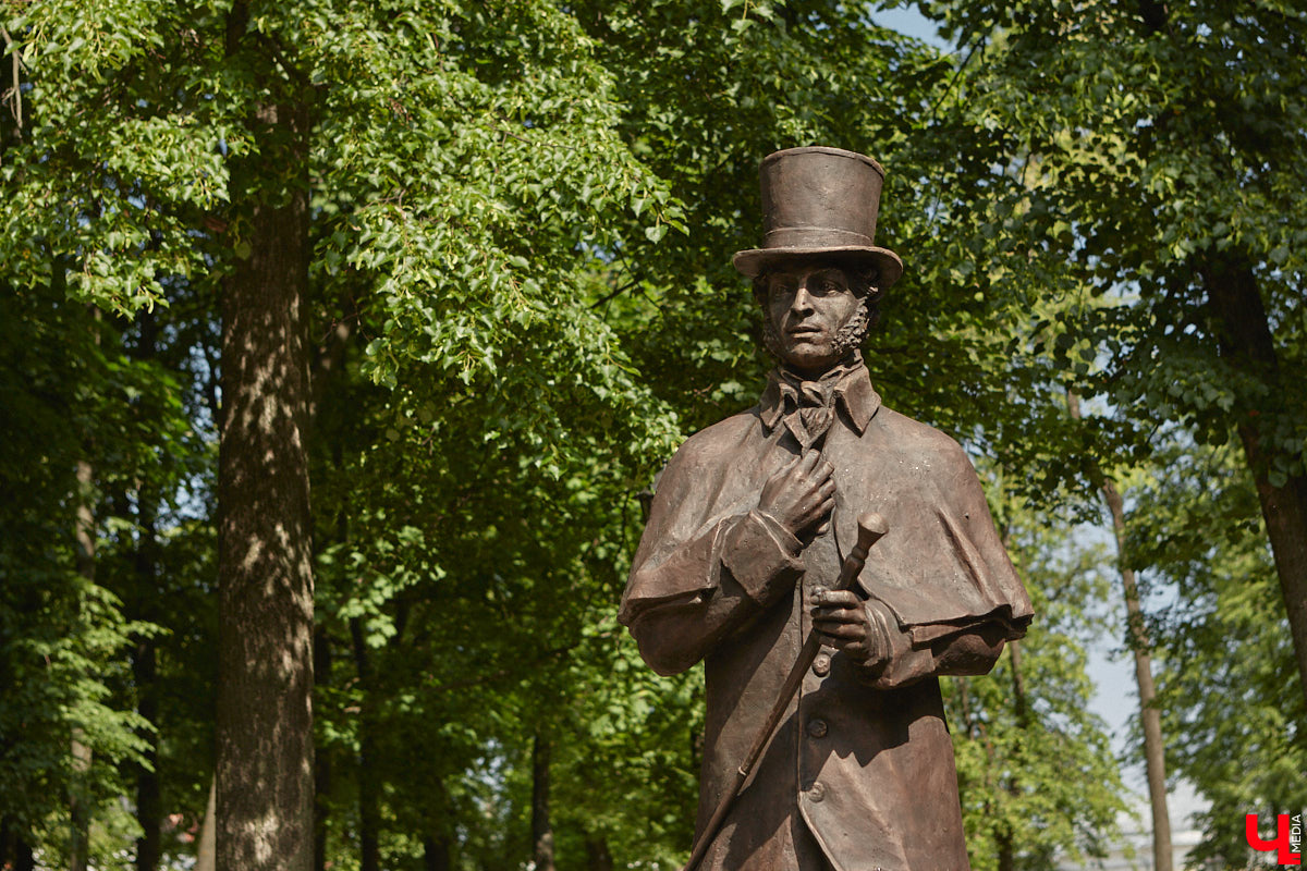 В областном центре воздвигли памятник «солнцу русской поэзии». Событие приурочено к 225-летию со дня рождения Александра Сергеевича. Полюбоваться скульптурой поэта в движении, которая задаст старт реконструкции сквера имени Пушкина, можно в нашем фоторепортаже с открытия.