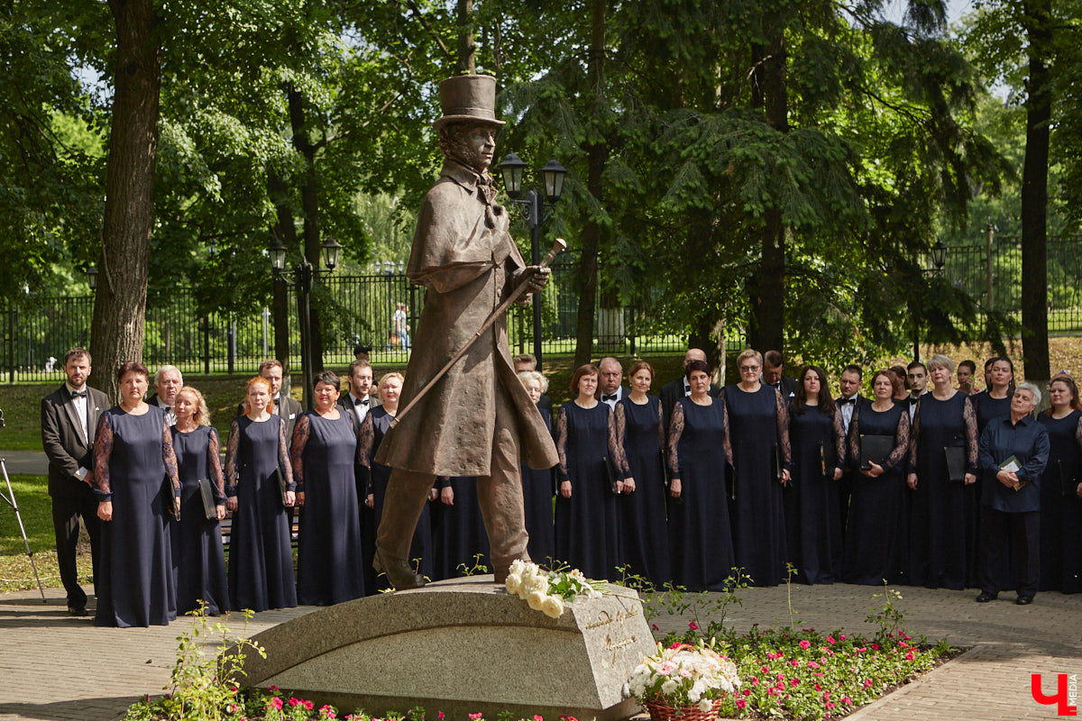 В областном центре воздвигли памятник «солнцу русской поэзии». Событие приурочено к 225-летию со дня рождения Александра Сергеевича. Полюбоваться скульптурой поэта в движении, которая задаст старт реконструкции сквера имени Пушкина, можно в нашем фоторепортаже с открытия.