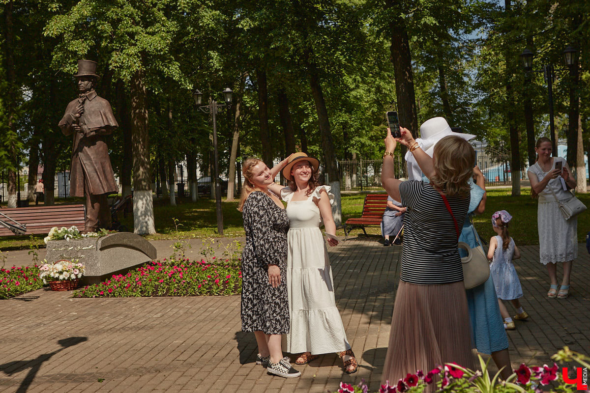 В областном центре воздвигли памятник «солнцу русской поэзии». Событие приурочено к 225-летию со дня рождения Александра Сергеевича. Полюбоваться скульптурой поэта в движении, которая задаст старт реконструкции сквера имени Пушкина, можно в нашем фоторепортаже с открытия.
