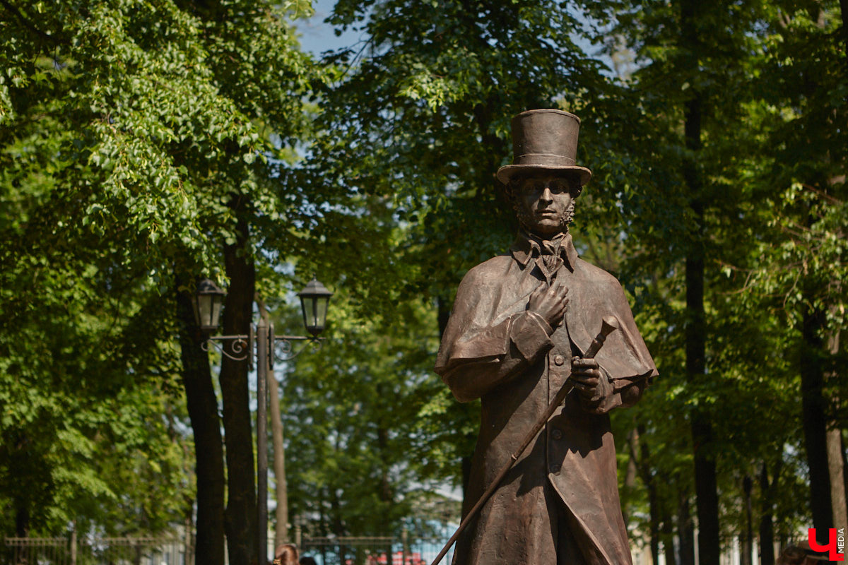 В областном центре воздвигли памятник «солнцу русской поэзии». Событие приурочено к 225-летию со дня рождения Александра Сергеевича. Полюбоваться скульптурой поэта в движении, которая задаст старт реконструкции сквера имени Пушкина, можно в нашем фоторепортаже с открытия.