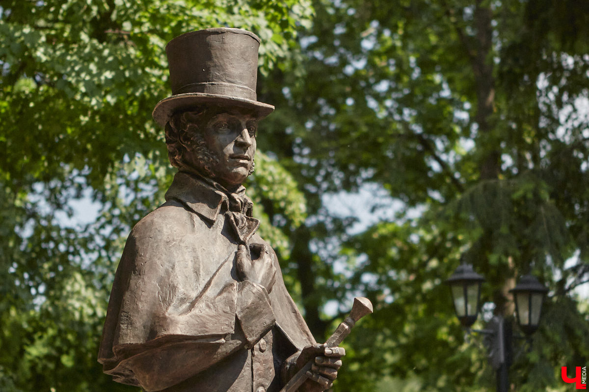 В областном центре воздвигли памятник «солнцу русской поэзии». Событие приурочено к 225-летию со дня рождения Александра Сергеевича. Полюбоваться скульптурой поэта в движении, которая задаст старт реконструкции сквера имени Пушкина, можно в нашем фоторепортаже с открытия.