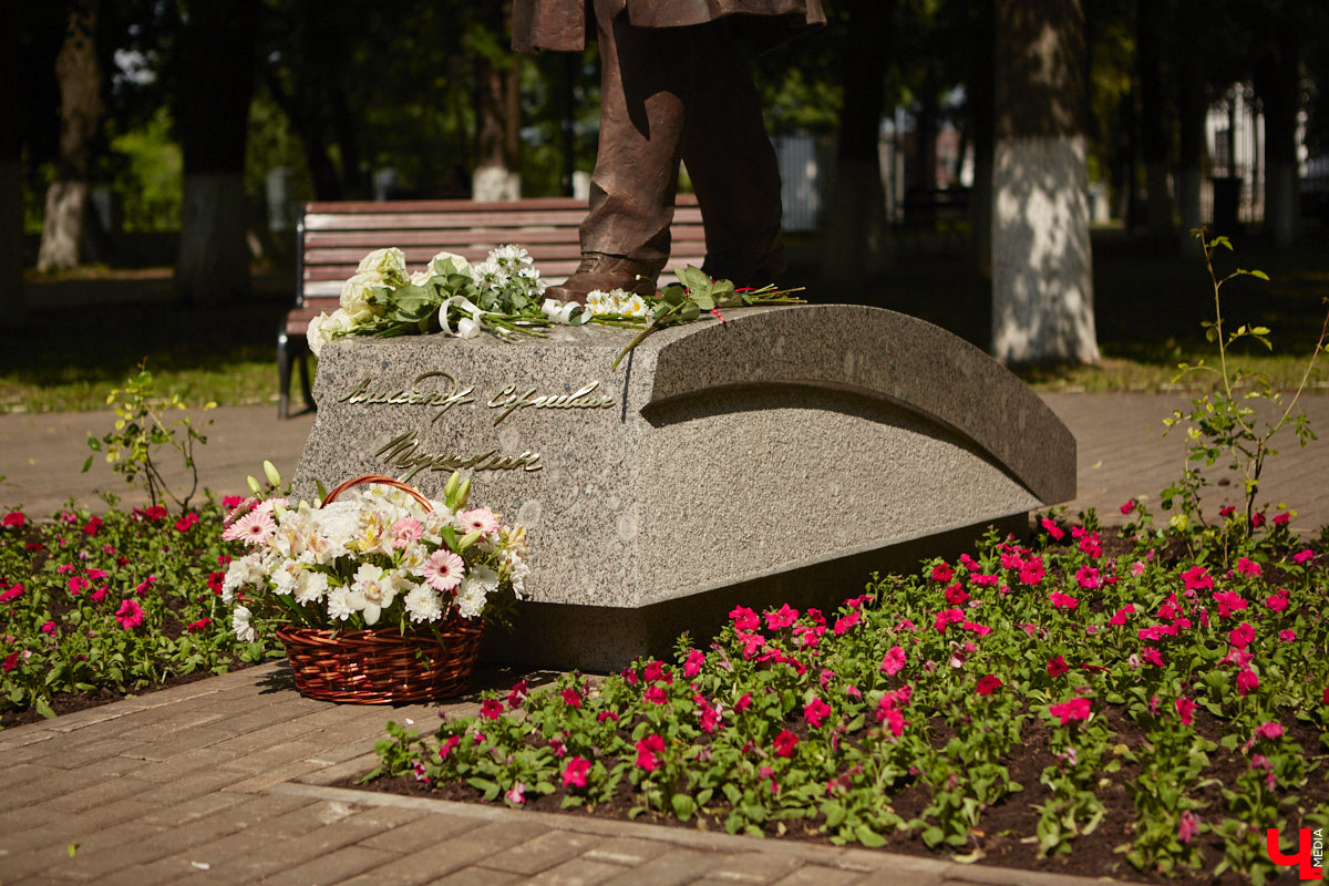 В областном центре воздвигли памятник «солнцу русской поэзии». Событие приурочено к 225-летию со дня рождения Александра Сергеевича. Полюбоваться скульптурой поэта в движении, которая задаст старт реконструкции сквера имени Пушкина, можно в нашем фоторепортаже с открытия.