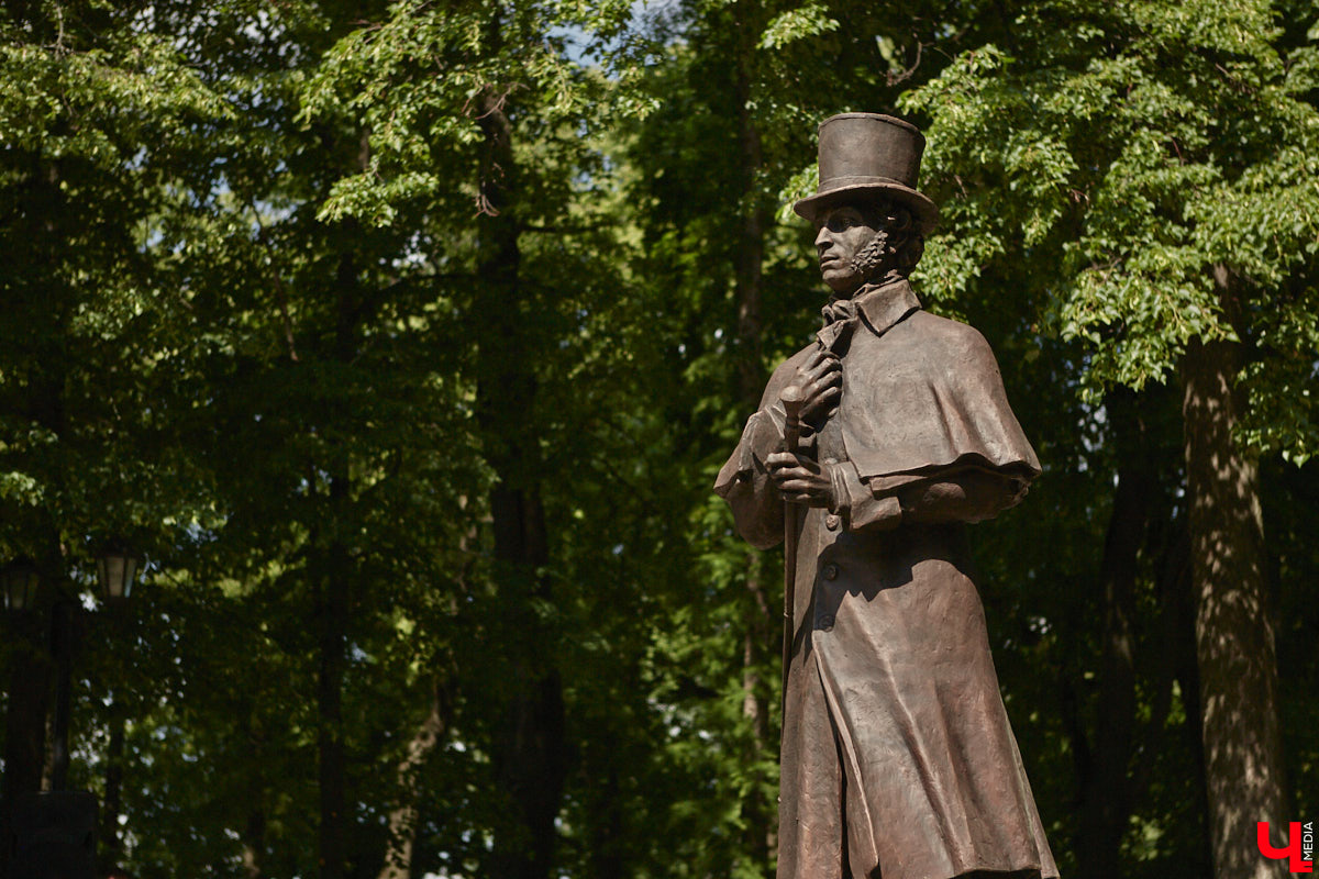 В областном центре воздвигли памятник «солнцу русской поэзии». Событие приурочено к 225-летию со дня рождения Александра Сергеевича. Полюбоваться скульптурой поэта в движении, которая задаст старт реконструкции сквера имени Пушкина, можно в нашем фоторепортаже с открытия.