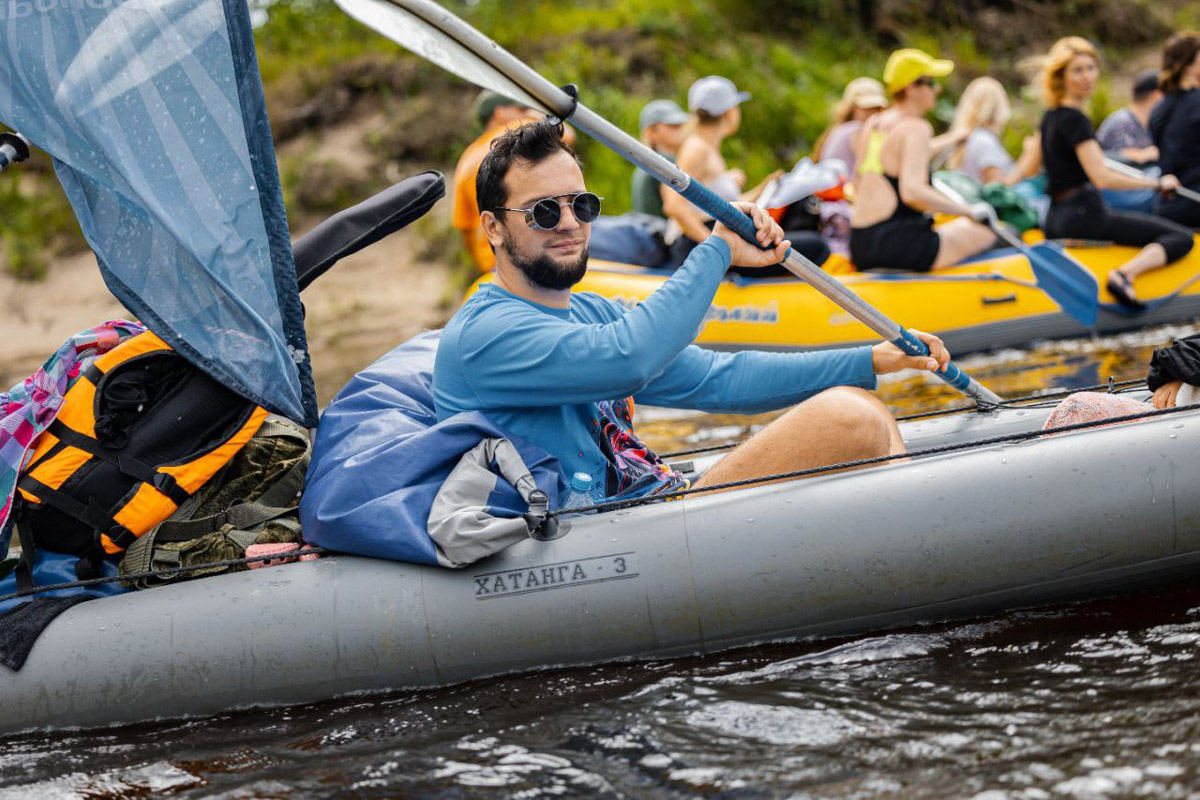 Лето махнуло стартовым флажком, значит, пора предаваться сезонным активностям. В число самых увлекательных по праву входят сплавы на байдарках. Это и ретрит, и физнагрузка, а еще возможность взглянуть на знакомые локации с неожиданного ракурса. Своим личным топом речных красот Владимирской области поделился организатор походов Сергей Петриченко.