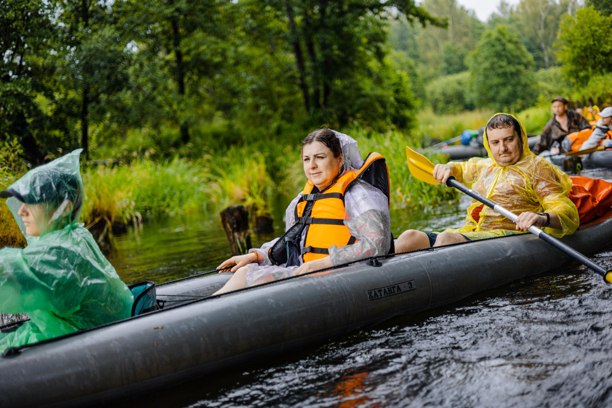 Лето махнуло стартовым флажком, значит, пора предаваться сезонным активностям. В число самых увлекательных по праву входят сплавы на байдарках. Это и ретрит, и физнагрузка, а еще возможность взглянуть на знакомые локации с неожиданного ракурса. Своим личным топом речных красот Владимирской области поделился организатор походов Сергей Петриченко.