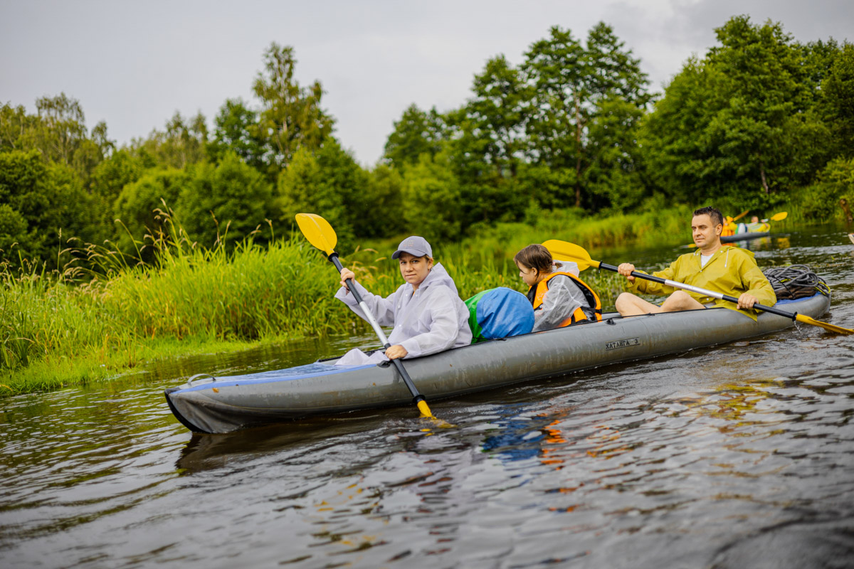 Лето махнуло стартовым флажком, значит, пора предаваться сезонным активностям. В число самых увлекательных по праву входят сплавы на байдарках. Это и ретрит, и физнагрузка, а еще возможность взглянуть на знакомые локации с неожиданного ракурса. Своим личным топом речных красот Владимирской области поделился организатор походов Сергей Петриченко.
