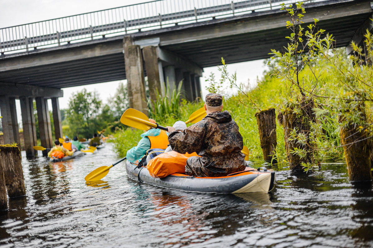 Лето махнуло стартовым флажком, значит, пора предаваться сезонным активностям. В число самых увлекательных по праву входят сплавы на байдарках. Это и ретрит, и физнагрузка, а еще возможность взглянуть на знакомые локации с неожиданного ракурса. Своим личным топом речных красот Владимирской области поделился организатор походов Сергей Петриченко.