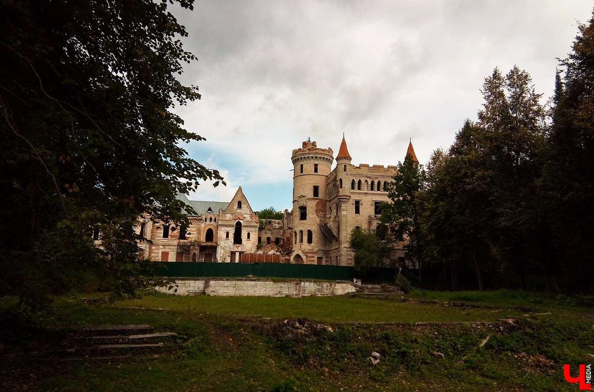 Лето махнуло стартовым флажком, значит, пора предаваться сезонным активностям. В число самых увлекательных по праву входят сплавы на байдарках. Это и ретрит, и физнагрузка, а еще возможность взглянуть на знакомые локации с неожиданного ракурса. Своим личным топом речных красот Владимирской области поделился организатор походов Сергей Петриченко.