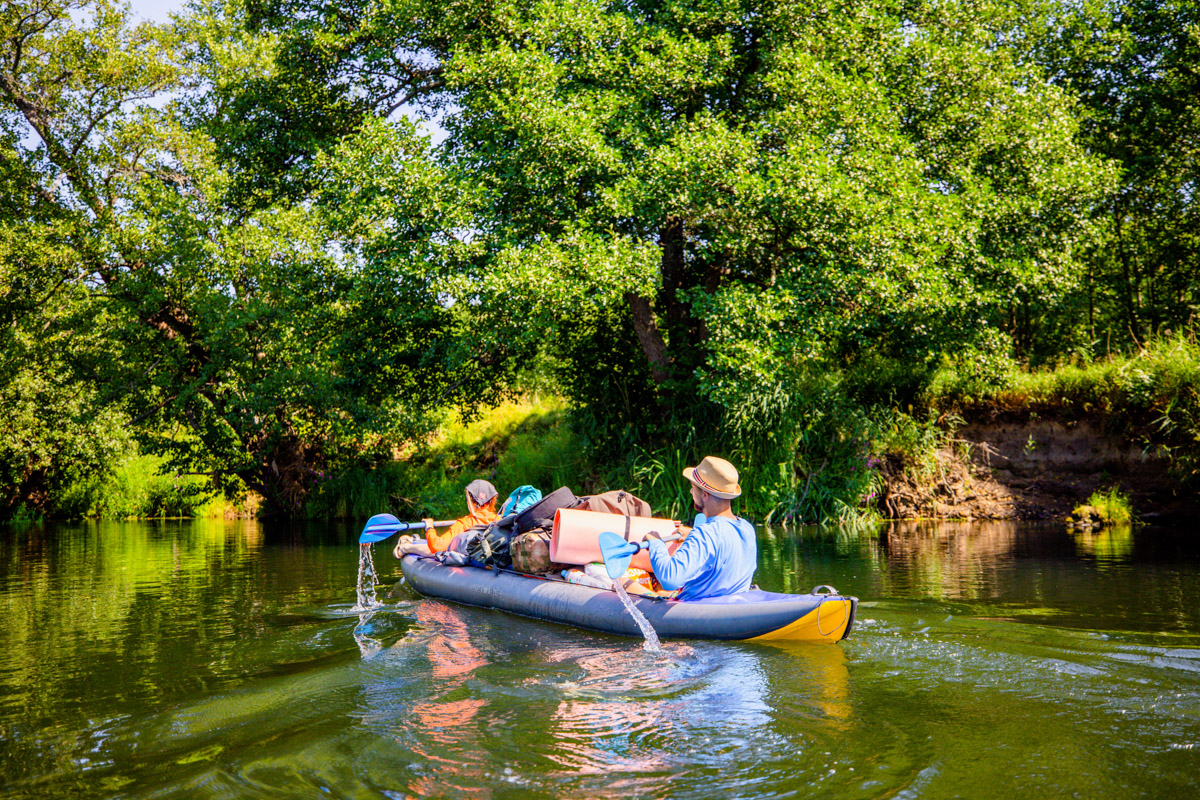Лето махнуло стартовым флажком, значит, пора предаваться сезонным активностям. В число самых увлекательных по праву входят сплавы на байдарках. Это и ретрит, и физнагрузка, а еще возможность взглянуть на знакомые локации с неожиданного ракурса. Своим личным топом речных красот Владимирской области поделился организатор походов Сергей Петриченко.