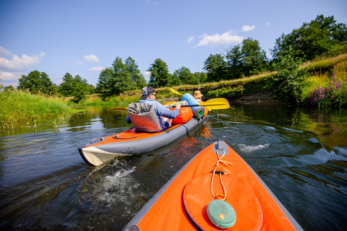 Лето махнуло стартовым флажком, значит, пора предаваться сезонным активностям. В число самых увлекательных по праву входят сплавы на байдарках. Это и ретрит, и физнагрузка, а еще возможность взглянуть на знакомые локации с неожиданного ракурса. Своим личным топом речных красот Владимирской области поделился организатор походов Сергей Петриченко.