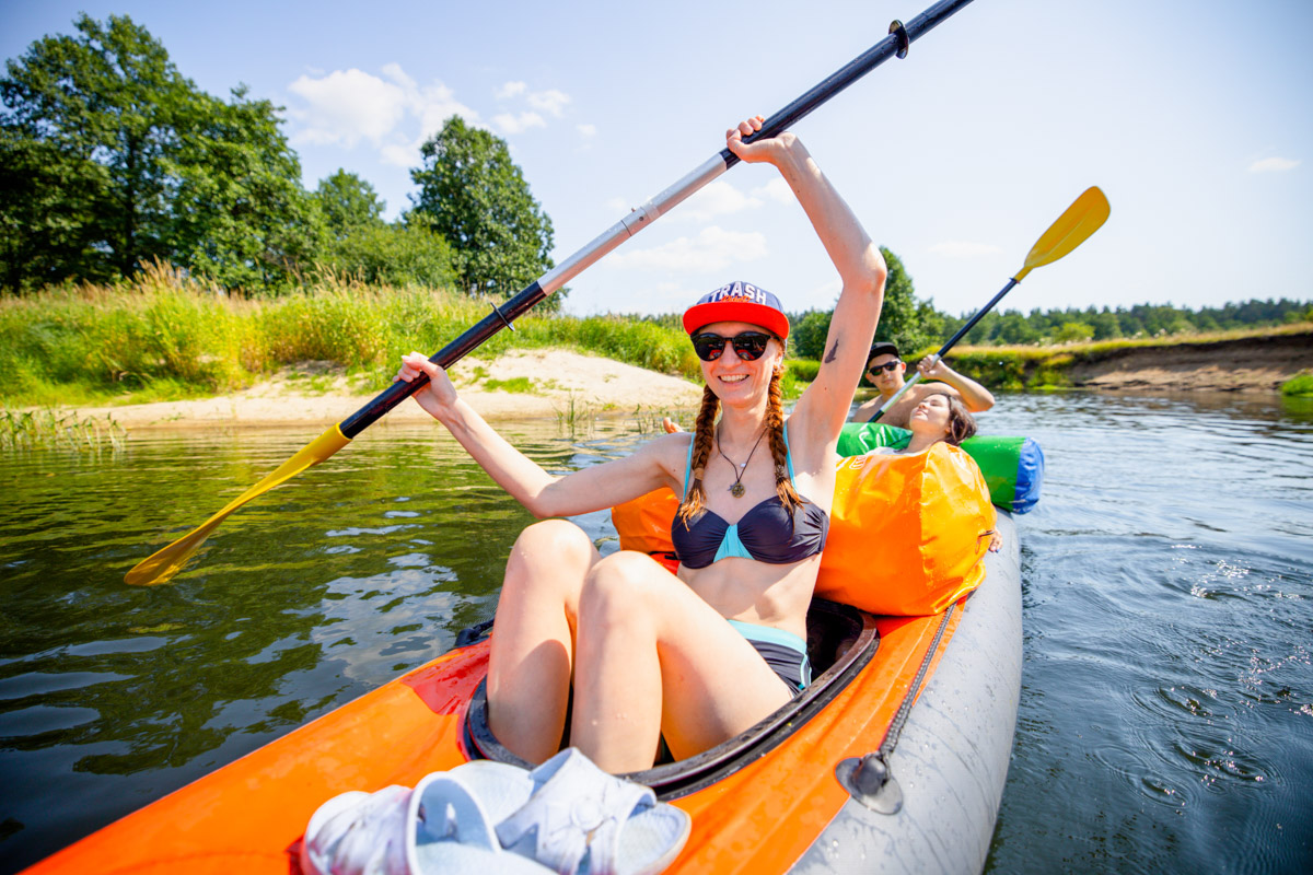 Лето махнуло стартовым флажком, значит, пора предаваться сезонным активностям. В число самых увлекательных по праву входят сплавы на байдарках. Это и ретрит, и физнагрузка, а еще возможность взглянуть на знакомые локации с неожиданного ракурса. Своим личным топом речных красот Владимирской области поделился организатор походов Сергей Петриченко.