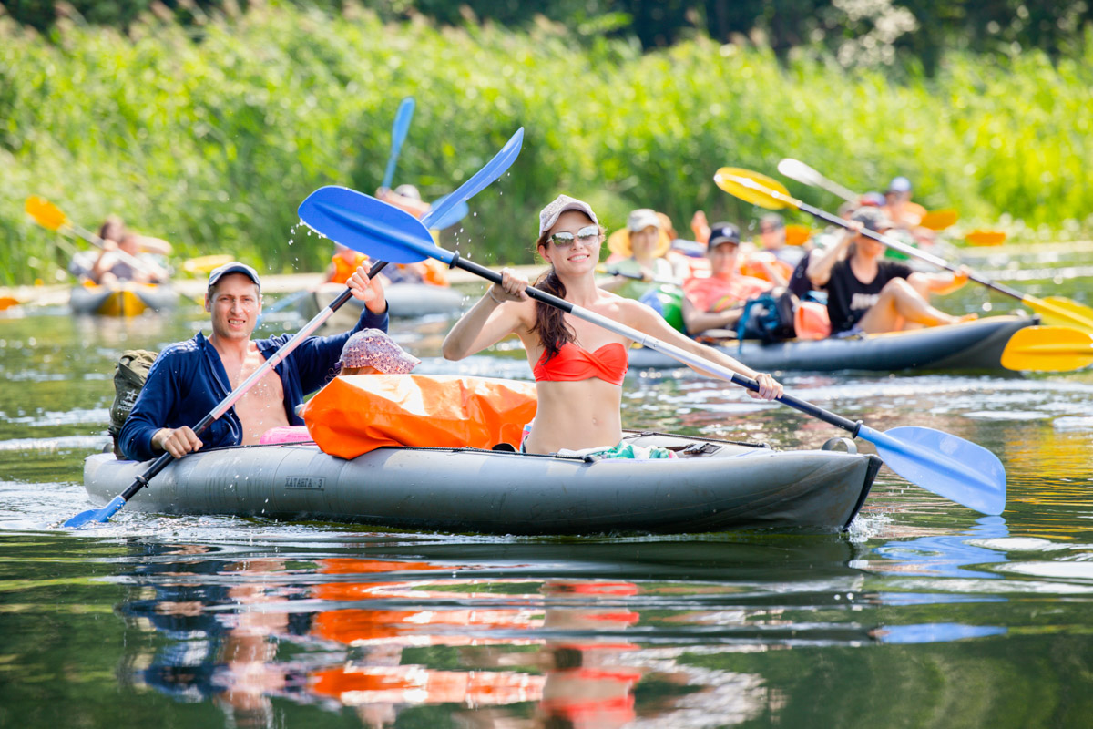 Лето махнуло стартовым флажком, значит, пора предаваться сезонным активностям. В число самых увлекательных по праву входят сплавы на байдарках. Это и ретрит, и физнагрузка, а еще возможность взглянуть на знакомые локации с неожиданного ракурса. Своим личным топом речных красот Владимирской области поделился организатор походов Сергей Петриченко.