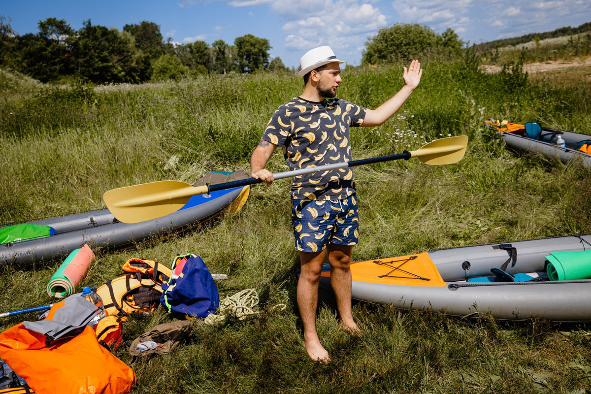 Лето махнуло стартовым флажком, значит, пора предаваться сезонным активностям. В число самых увлекательных по праву входят сплавы на байдарках. Это и ретрит, и физнагрузка, а еще возможность взглянуть на знакомые локации с неожиданного ракурса. Своим личным топом речных красот Владимирской области поделился организатор походов Сергей Петриченко.