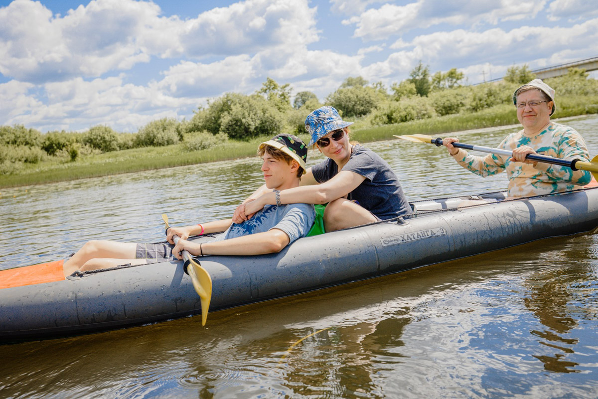 Лето махнуло стартовым флажком, значит, пора предаваться сезонным активностям. В число самых увлекательных по праву входят сплавы на байдарках. Это и ретрит, и физнагрузка, а еще возможность взглянуть на знакомые локации с неожиданного ракурса. Своим личным топом речных красот Владимирской области поделился организатор походов Сергей Петриченко.