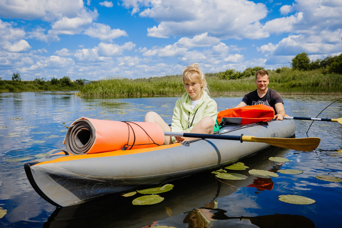 Лето махнуло стартовым флажком, значит, пора предаваться сезонным активностям. В число самых увлекательных по праву входят сплавы на байдарках. Это и ретрит, и физнагрузка, а еще возможность взглянуть на знакомые локации с неожиданного ракурса. Своим личным топом речных красот Владимирской области поделился организатор походов Сергей Петриченко.