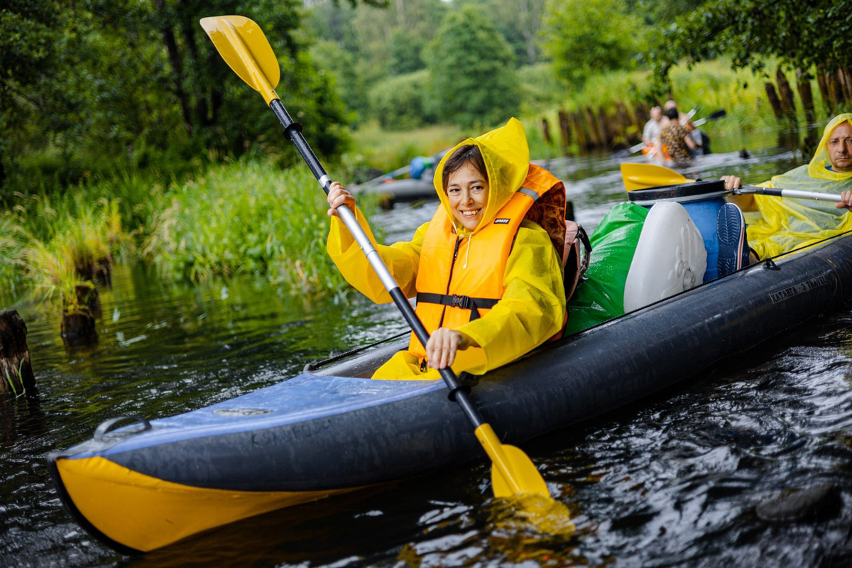 Лето махнуло стартовым флажком, значит, пора предаваться сезонным активностям. В число самых увлекательных по праву входят сплавы на байдарках. Это и ретрит, и физнагрузка, а еще возможность взглянуть на знакомые локации с неожиданного ракурса. Своим личным топом речных красот Владимирской области поделился организатор походов Сергей Петриченко.