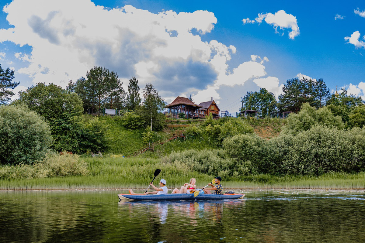 Лето махнуло стартовым флажком, значит, пора предаваться сезонным активностям. В число самых увлекательных по праву входят сплавы на байдарках. Это и ретрит, и физнагрузка, а еще возможность взглянуть на знакомые локации с неожиданного ракурса. Своим личным топом речных красот Владимирской области поделился организатор походов Сергей Петриченко.