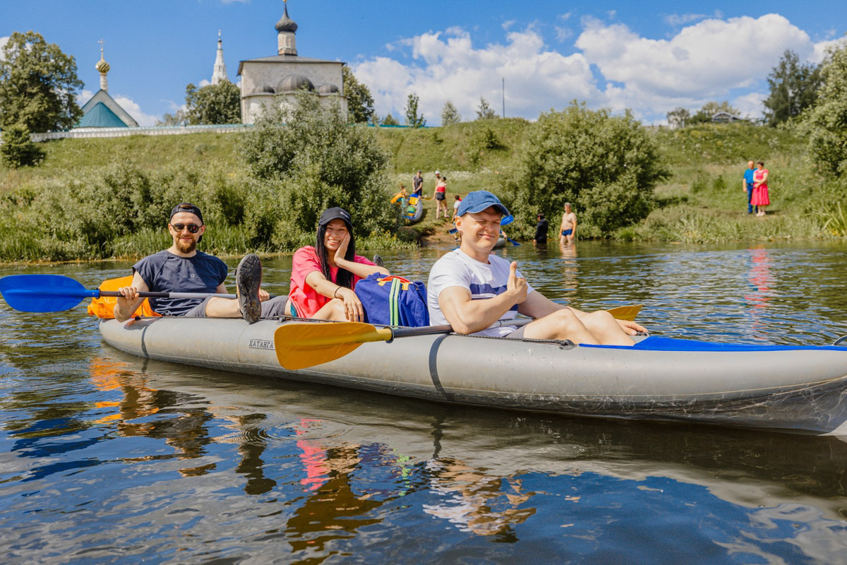 Лето махнуло стартовым флажком, значит, пора предаваться сезонным активностям. В число самых увлекательных по праву входят сплавы на байдарках. Это и ретрит, и физнагрузка, а еще возможность взглянуть на знакомые локации с неожиданного ракурса. Своим личным топом речных красот Владимирской области поделился организатор походов Сергей Петриченко.