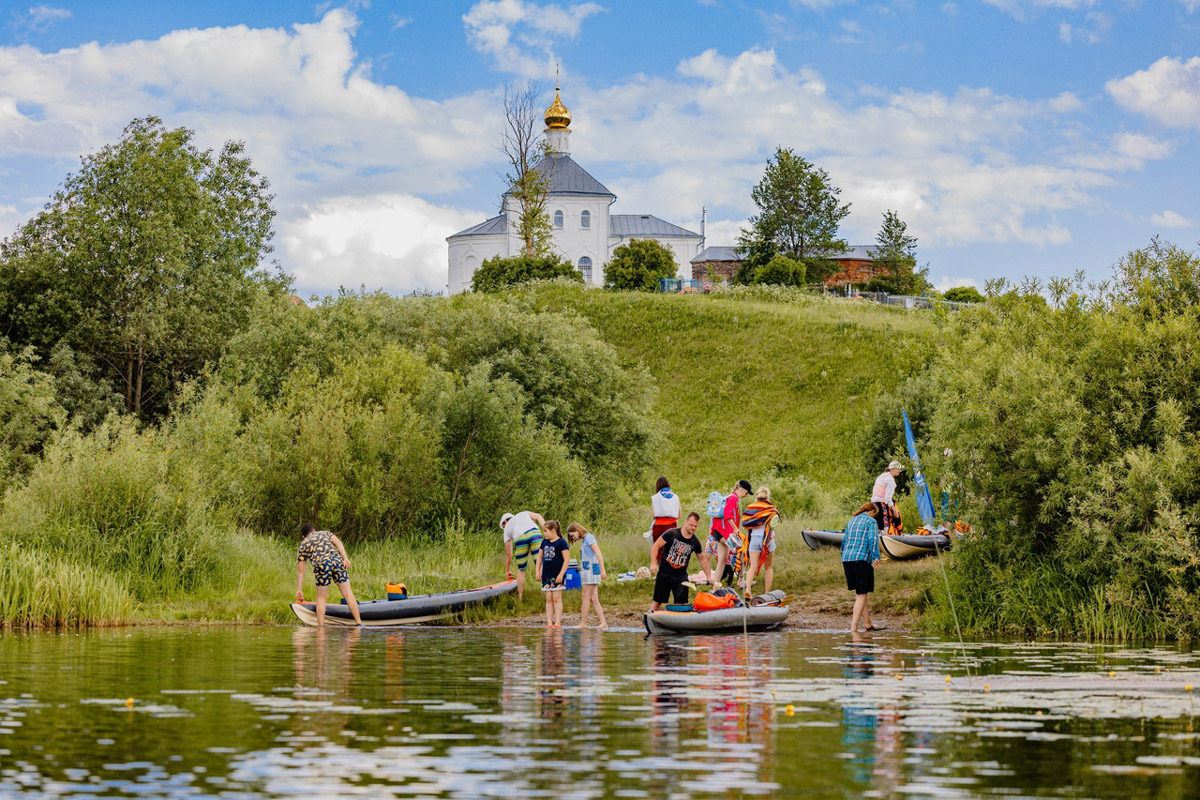Лето махнуло стартовым флажком, значит, пора предаваться сезонным активностям. В число самых увлекательных по праву входят сплавы на байдарках. Это и ретрит, и физнагрузка, а еще возможность взглянуть на знакомые локации с неожиданного ракурса. Своим личным топом речных красот Владимирской области поделился организатор походов Сергей Петриченко.