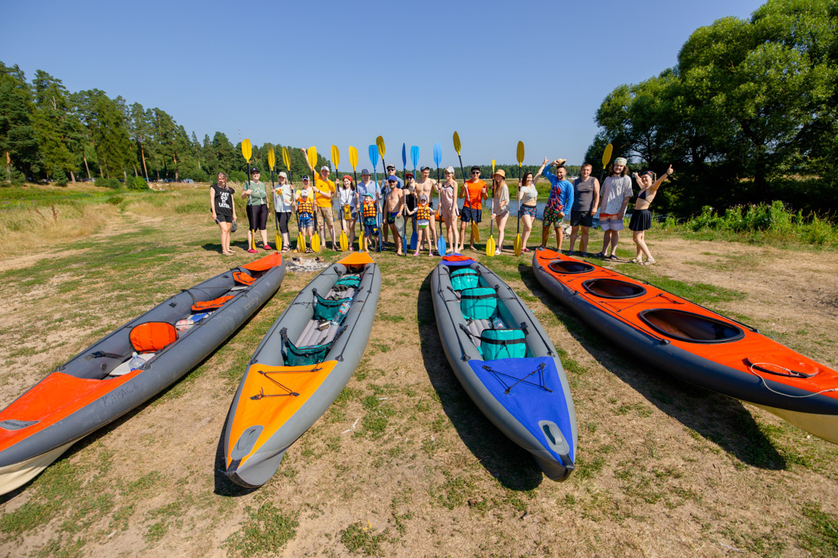 Лето махнуло стартовым флажком, значит, пора предаваться сезонным активностям. В число самых увлекательных по праву входят сплавы на байдарках. Это и ретрит, и физнагрузка, а еще возможность взглянуть на знакомые локации с неожиданного ракурса. Своим личным топом речных красот Владимирской области поделился организатор походов Сергей Петриченко.
