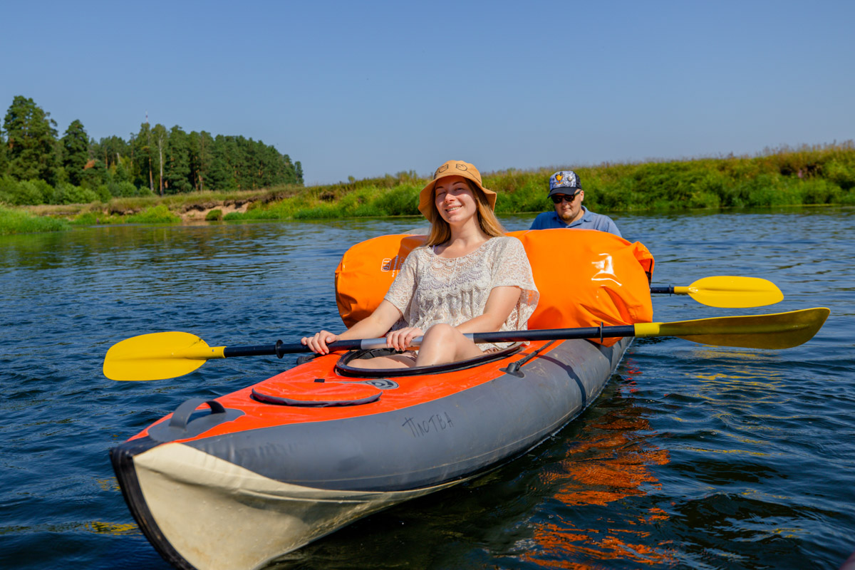 Лето махнуло стартовым флажком, значит, пора предаваться сезонным активностям. В число самых увлекательных по праву входят сплавы на байдарках. Это и ретрит, и физнагрузка, а еще возможность взглянуть на знакомые локации с неожиданного ракурса. Своим личным топом речных красот Владимирской области поделился организатор походов Сергей Петриченко.