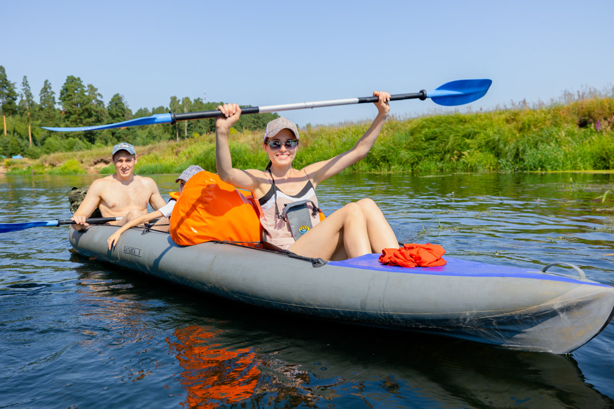 Лето махнуло стартовым флажком, значит, пора предаваться сезонным активностям. В число самых увлекательных по праву входят сплавы на байдарках. Это и ретрит, и физнагрузка, а еще возможность взглянуть на знакомые локации с неожиданного ракурса. Своим личным топом речных красот Владимирской области поделился организатор походов Сергей Петриченко.