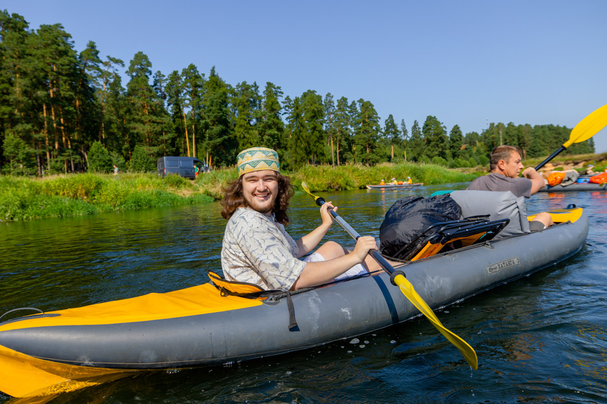 Лето махнуло стартовым флажком, значит, пора предаваться сезонным активностям. В число самых увлекательных по праву входят сплавы на байдарках. Это и ретрит, и физнагрузка, а еще возможность взглянуть на знакомые локации с неожиданного ракурса. Своим личным топом речных красот Владимирской области поделился организатор походов Сергей Петриченко.