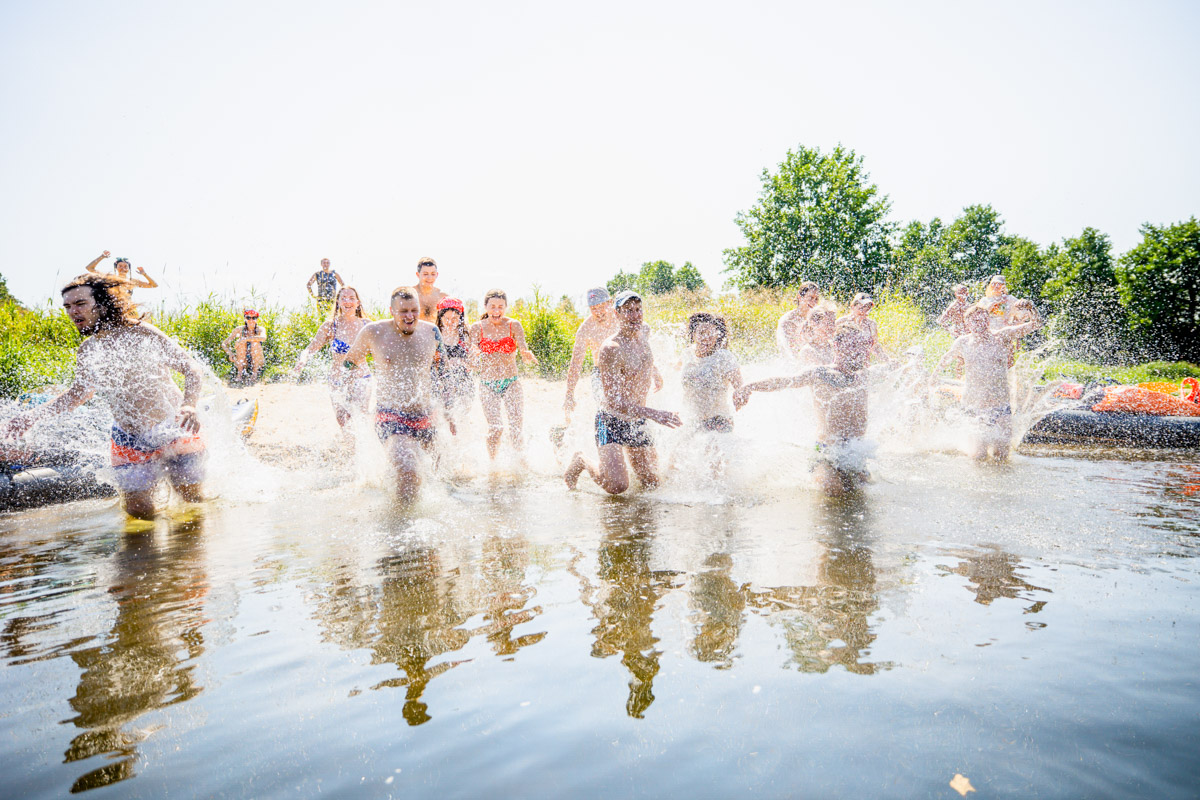 Лето махнуло стартовым флажком, значит, пора предаваться сезонным активностям. В число самых увлекательных по праву входят сплавы на байдарках. Это и ретрит, и физнагрузка, а еще возможность взглянуть на знакомые локации с неожиданного ракурса. Своим личным топом речных красот Владимирской области поделился организатор походов Сергей Петриченко.