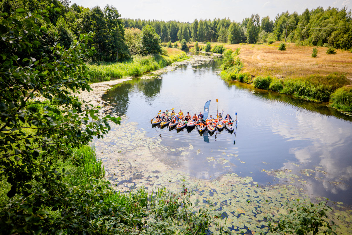 Лето махнуло стартовым флажком, значит, пора предаваться сезонным активностям. В число самых увлекательных по праву входят сплавы на байдарках. Это и ретрит, и физнагрузка, а еще возможность взглянуть на знакомые локации с неожиданного ракурса. Своим личным топом речных красот Владимирской области поделился организатор походов Сергей Петриченко.