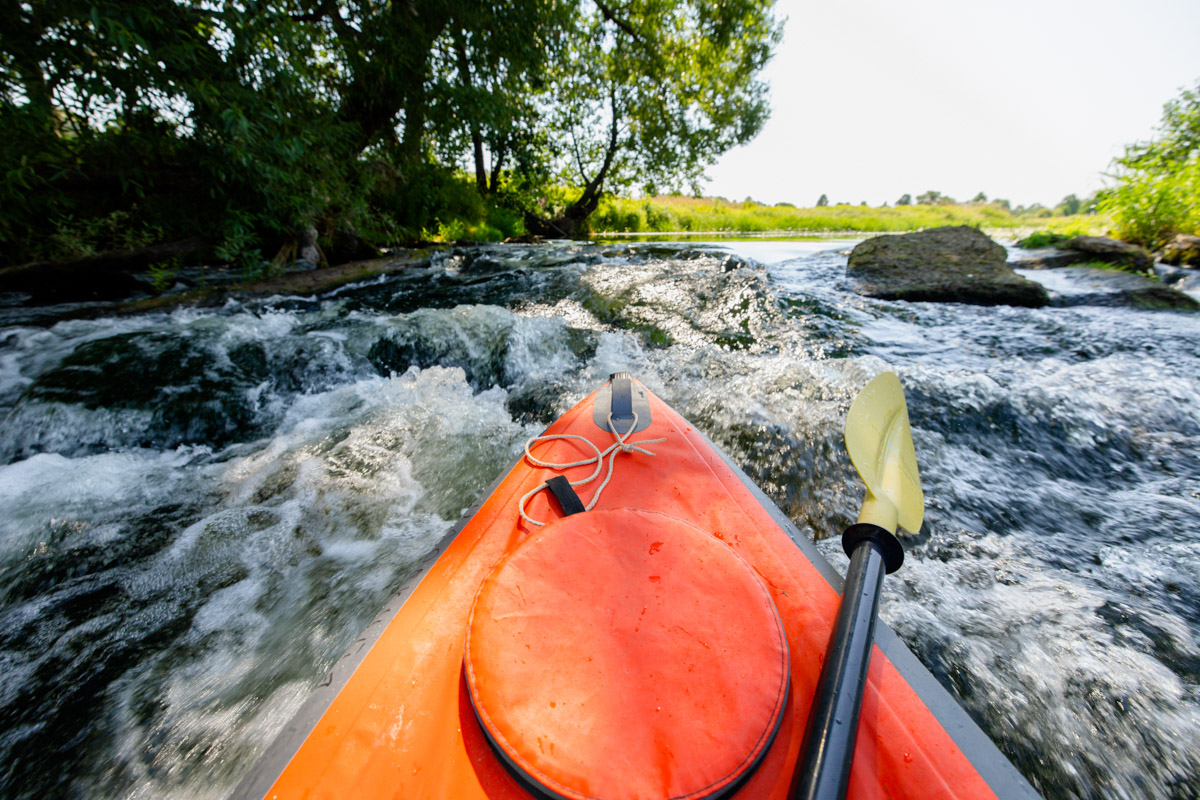 Лето махнуло стартовым флажком, значит, пора предаваться сезонным активностям. В число самых увлекательных по праву входят сплавы на байдарках. Это и ретрит, и физнагрузка, а еще возможность взглянуть на знакомые локации с неожиданного ракурса. Своим личным топом речных красот Владимирской области поделился организатор походов Сергей Петриченко.