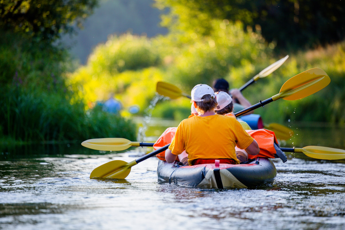 Лето махнуло стартовым флажком, значит, пора предаваться сезонным активностям. В число самых увлекательных по праву входят сплавы на байдарках. Это и ретрит, и физнагрузка, а еще возможность взглянуть на знакомые локации с неожиданного ракурса. Своим личным топом речных красот Владимирской области поделился организатор походов Сергей Петриченко.