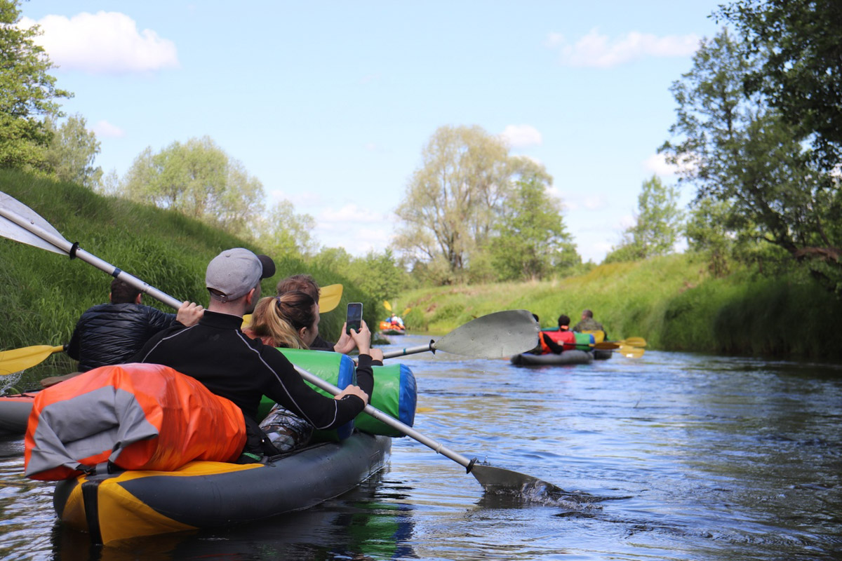 Лето махнуло стартовым флажком, значит, пора предаваться сезонным активностям. В число самых увлекательных по праву входят сплавы на байдарках. Это и ретрит, и физнагрузка, а еще возможность взглянуть на знакомые локации с неожиданного ракурса. Своим личным топом речных красот Владимирской области поделился организатор походов Сергей Петриченко.