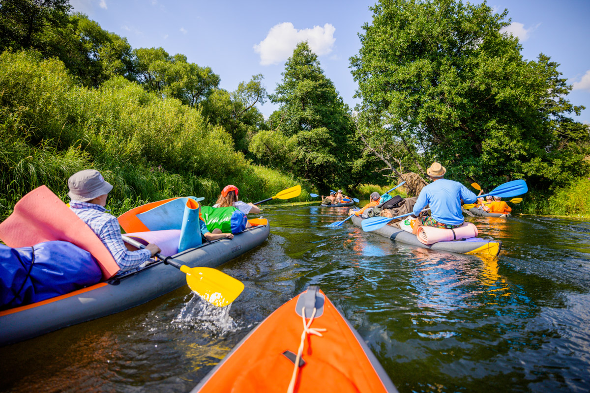 Лето махнуло стартовым флажком, значит, пора предаваться сезонным активностям. В число самых увлекательных по праву входят сплавы на байдарках. Это и ретрит, и физнагрузка, а еще возможность взглянуть на знакомые локации с неожиданного ракурса. Своим личным топом речных красот Владимирской области поделился организатор походов Сергей Петриченко.