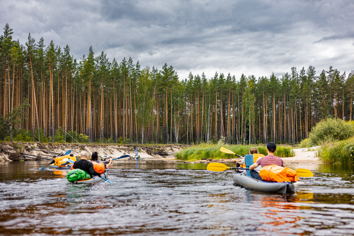 Лето махнуло стартовым флажком, значит, пора предаваться сезонным активностям. В число самых увлекательных по праву входят сплавы на байдарках. Это и ретрит, и физнагрузка, а еще возможность взглянуть на знакомые локации с неожиданного ракурса. Своим личным топом речных красот Владимирской области поделился организатор походов Сергей Петриченко.