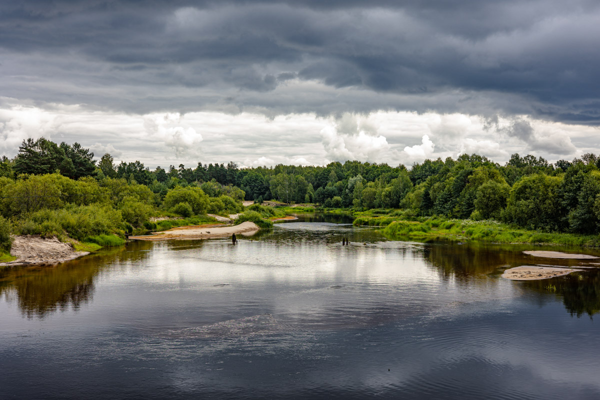 Лето махнуло стартовым флажком, значит, пора предаваться сезонным активностям. В число самых увлекательных по праву входят сплавы на байдарках. Это и ретрит, и физнагрузка, а еще возможность взглянуть на знакомые локации с неожиданного ракурса. Своим личным топом речных красот Владимирской области поделился организатор походов Сергей Петриченко.
