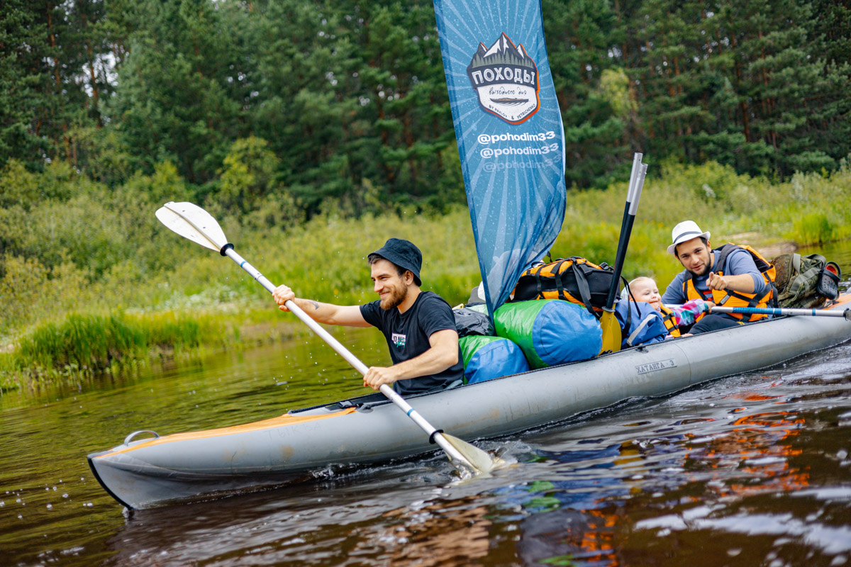 Лето махнуло стартовым флажком, значит, пора предаваться сезонным активностям. В число самых увлекательных по праву входят сплавы на байдарках. Это и ретрит, и физнагрузка, а еще возможность взглянуть на знакомые локации с неожиданного ракурса. Своим личным топом речных красот Владимирской области поделился организатор походов Сергей Петриченко.