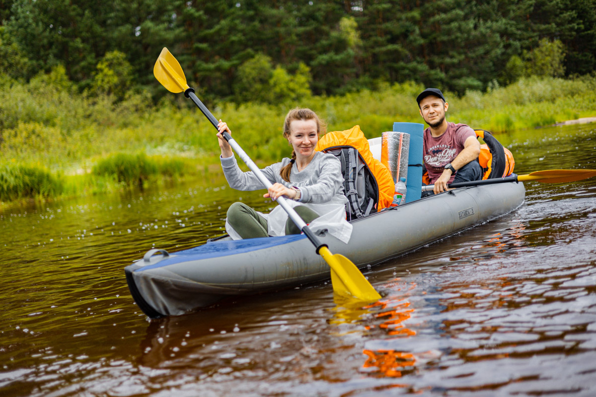 Лето махнуло стартовым флажком, значит, пора предаваться сезонным активностям. В число самых увлекательных по праву входят сплавы на байдарках. Это и ретрит, и физнагрузка, а еще возможность взглянуть на знакомые локации с неожиданного ракурса. Своим личным топом речных красот Владимирской области поделился организатор походов Сергей Петриченко.