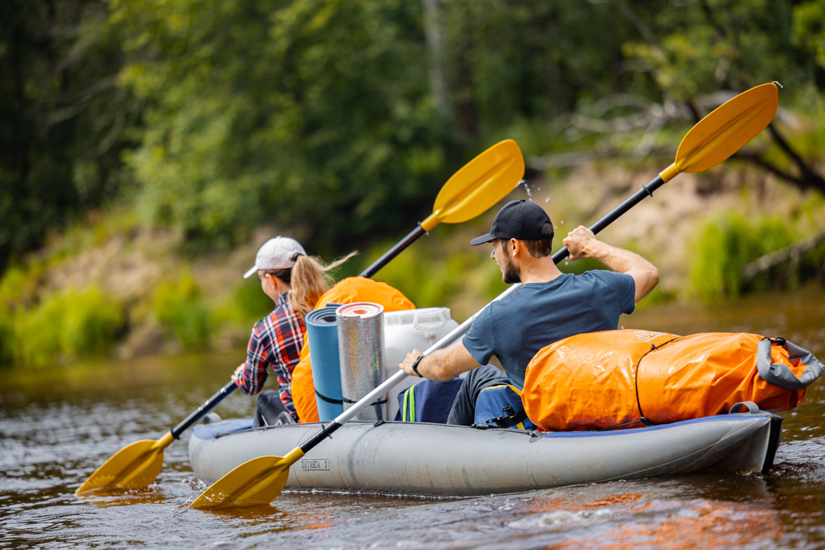 Лето махнуло стартовым флажком, значит, пора предаваться сезонным активностям. В число самых увлекательных по праву входят сплавы на байдарках. Это и ретрит, и физнагрузка, а еще возможность взглянуть на знакомые локации с неожиданного ракурса. Своим личным топом речных красот Владимирской области поделился организатор походов Сергей Петриченко.