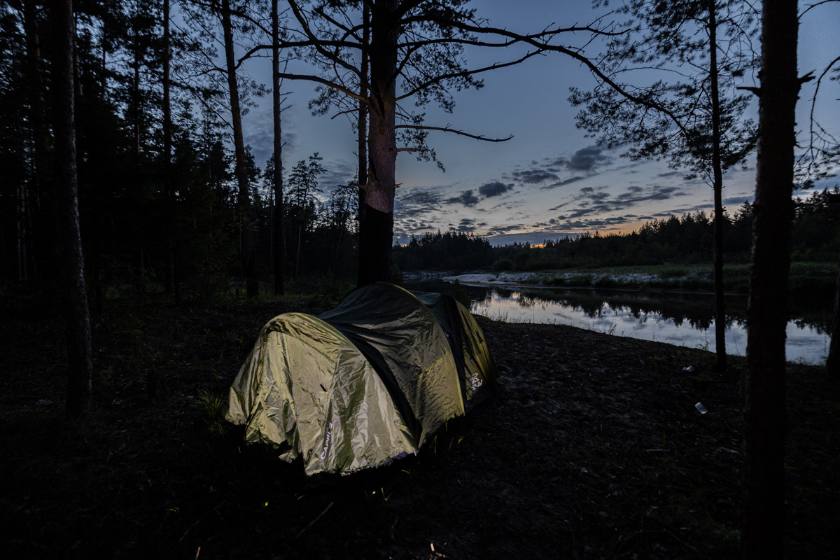 Лето махнуло стартовым флажком, значит, пора предаваться сезонным активностям. В число самых увлекательных по праву входят сплавы на байдарках. Это и ретрит, и физнагрузка, а еще возможность взглянуть на знакомые локации с неожиданного ракурса. Своим личным топом речных красот Владимирской области поделился организатор походов Сергей Петриченко.