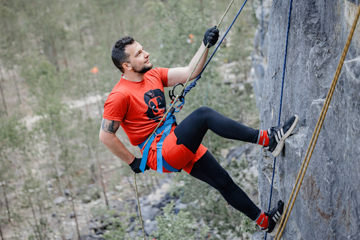 Лето махнуло стартовым флажком, значит, пора предаваться сезонным активностям. В число самых увлекательных по праву входят сплавы на байдарках. Это и ретрит, и физнагрузка, а еще возможность взглянуть на знакомые локации с неожиданного ракурса. Своим личным топом речных красот Владимирской области поделился организатор походов Сергей Петриченко.
