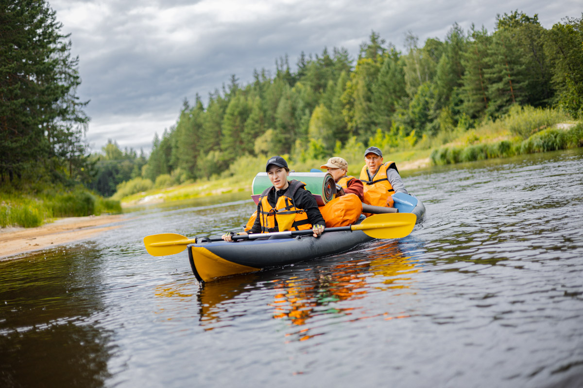 Лето махнуло стартовым флажком, значит, пора предаваться сезонным активностям. В число самых увлекательных по праву входят сплавы на байдарках. Это и ретрит, и физнагрузка, а еще возможность взглянуть на знакомые локации с неожиданного ракурса. Своим личным топом речных красот Владимирской области поделился организатор походов Сергей Петриченко.