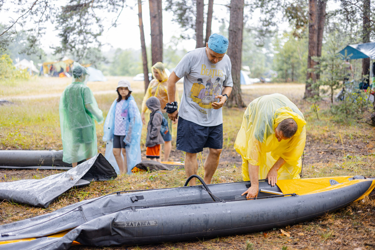 Лето махнуло стартовым флажком, значит, пора предаваться сезонным активностям. В число самых увлекательных по праву входят сплавы на байдарках. Это и ретрит, и физнагрузка, а еще возможность взглянуть на знакомые локации с неожиданного ракурса. Своим личным топом речных красот Владимирской области поделился организатор походов Сергей Петриченко.