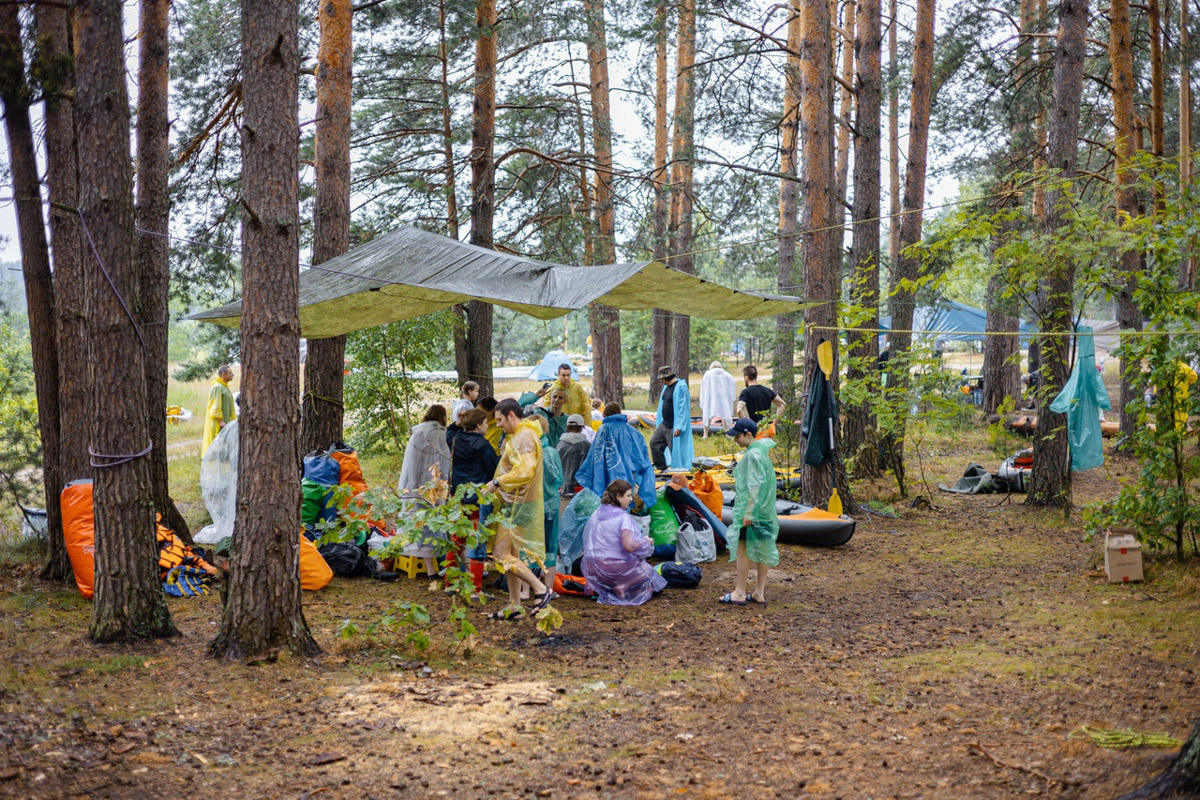Лето махнуло стартовым флажком, значит, пора предаваться сезонным активностям. В число самых увлекательных по праву входят сплавы на байдарках. Это и ретрит, и физнагрузка, а еще возможность взглянуть на знакомые локации с неожиданного ракурса. Своим личным топом речных красот Владимирской области поделился организатор походов Сергей Петриченко.
