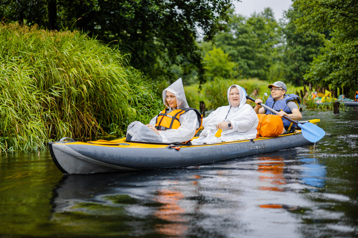 Лето махнуло стартовым флажком, значит, пора предаваться сезонным активностям. В число самых увлекательных по праву входят сплавы на байдарках. Это и ретрит, и физнагрузка, а еще возможность взглянуть на знакомые локации с неожиданного ракурса. Своим личным топом речных красот Владимирской области поделился организатор походов Сергей Петриченко.