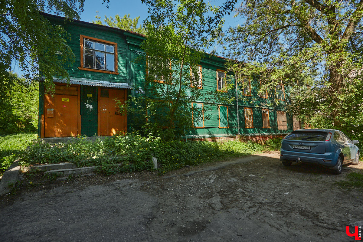 Окружающие нас со всех сторон высотки способны, пожалуй, вызвать приступ клаустрофобии. То ли дело старинные невысокие здания. Жаль, что ряды уютных домиков редеют, а список объектов, рискующих исчезнуть навсегда, стабильно пополняется. Три из них попали в наш сегодняшний обзор.