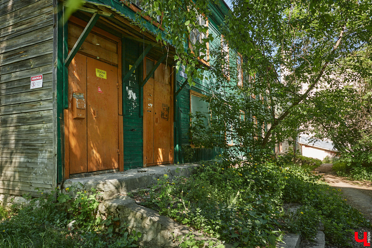 Окружающие нас со всех сторон высотки способны, пожалуй, вызвать приступ клаустрофобии. То ли дело старинные невысокие здания. Жаль, что ряды уютных домиков редеют, а список объектов, рискующих исчезнуть навсегда, стабильно пополняется. Три из них попали в наш сегодняшний обзор.