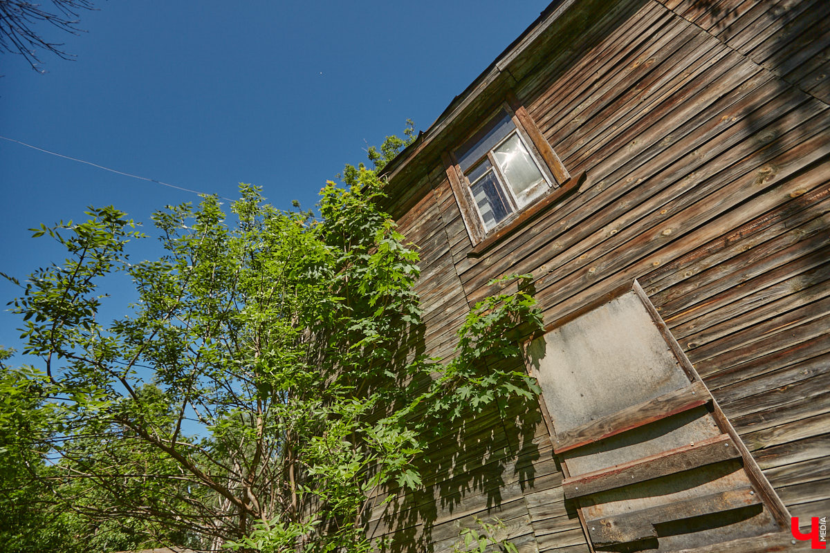 Окружающие нас со всех сторон высотки способны, пожалуй, вызвать приступ клаустрофобии. То ли дело старинные невысокие здания. Жаль, что ряды уютных домиков редеют, а список объектов, рискующих исчезнуть навсегда, стабильно пополняется. Три из них попали в наш сегодняшний обзор.