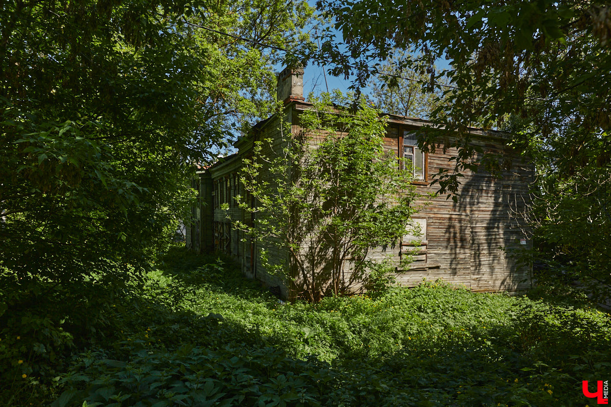 Окружающие нас со всех сторон высотки способны, пожалуй, вызвать приступ клаустрофобии. То ли дело старинные невысокие здания. Жаль, что ряды уютных домиков редеют, а список объектов, рискующих исчезнуть навсегда, стабильно пополняется. Три из них попали в наш сегодняшний обзор.