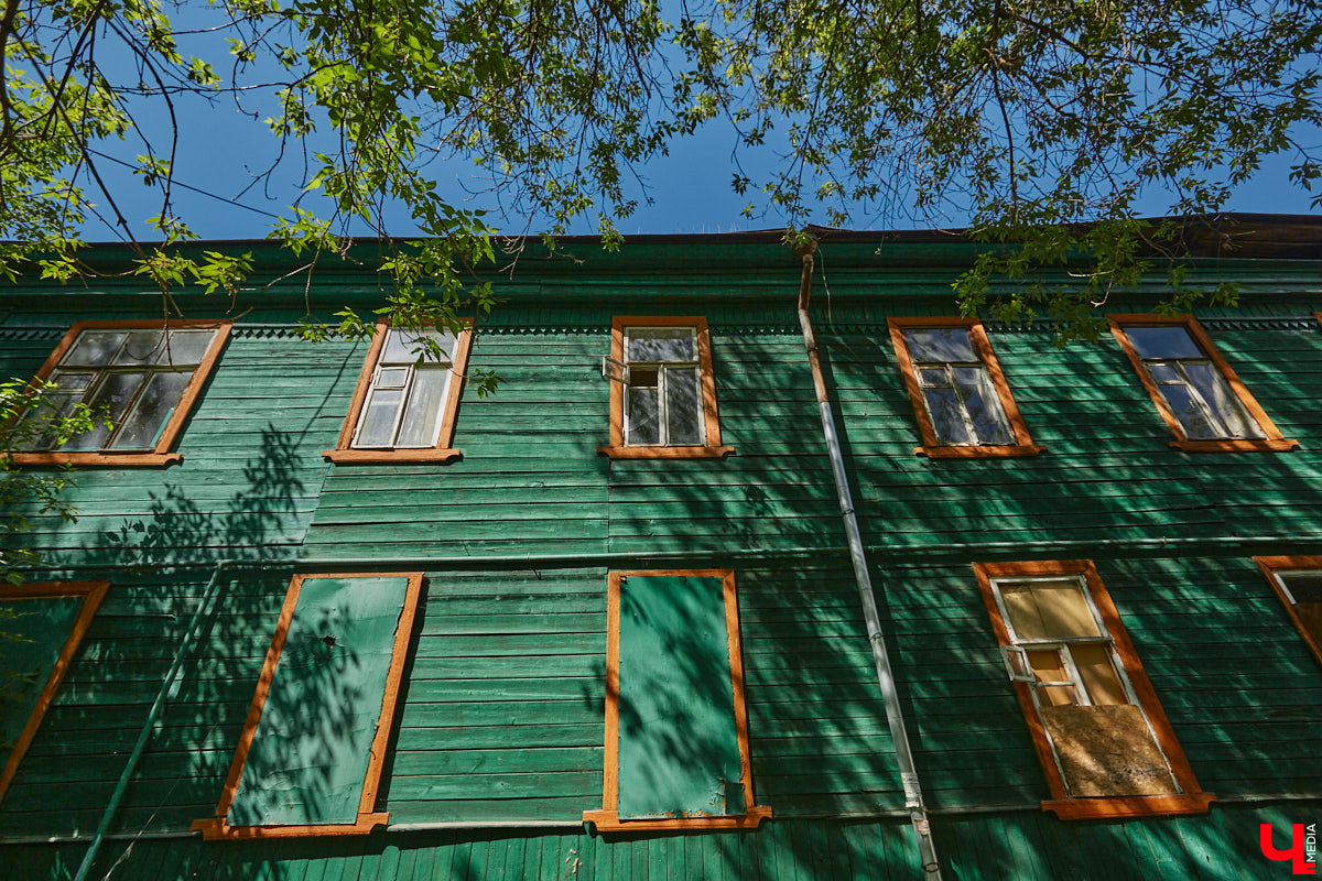 Окружающие нас со всех сторон высотки способны, пожалуй, вызвать приступ клаустрофобии. То ли дело старинные невысокие здания. Жаль, что ряды уютных домиков редеют, а список объектов, рискующих исчезнуть навсегда, стабильно пополняется. Три из них попали в наш сегодняшний обзор.