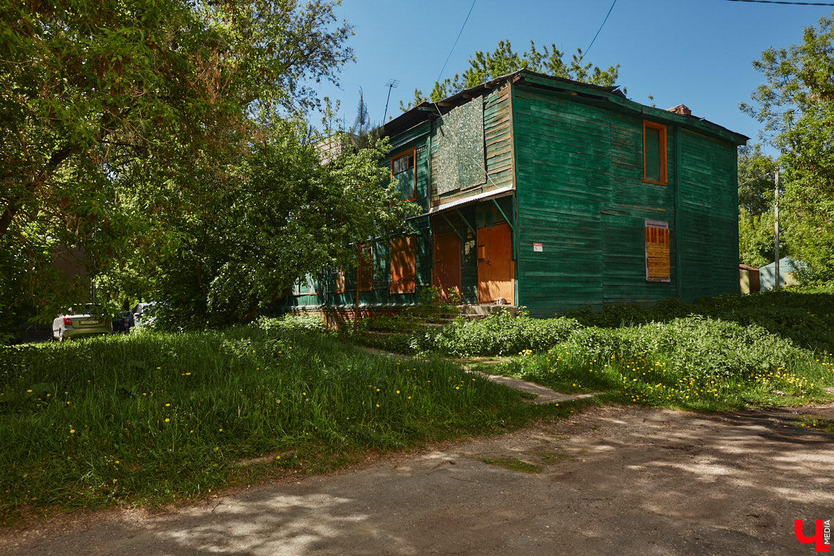 Окружающие нас со всех сторон высотки способны, пожалуй, вызвать приступ клаустрофобии. То ли дело старинные невысокие здания. Жаль, что ряды уютных домиков редеют, а список объектов, рискующих исчезнуть навсегда, стабильно пополняется. Три из них попали в наш сегодняшний обзор.